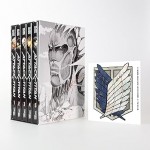 Attack on Titan, Bände 1-5 im Sammelschuber mit Extra: Fantasy-Action-Manga ab 16 Jahren über den Kampf gegen menschenfressende Titanen Attack on Titan, Bände 1-5 im Sammelschuber mit Extra: Fantasy-Action-Manga ab 16 Jahren über den Kampf gegen menschenfressende Titanen